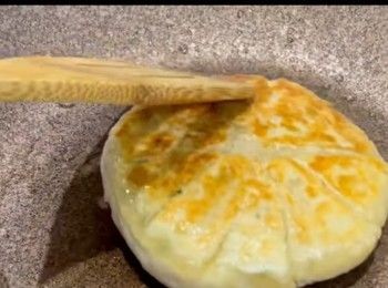 step8: 為了讓牛肉餅更易熟透，可以加一點點水於鑊內，蓋上鑊蓋，用半煎焗的形式煎牛肉餅。開蓋後，以中細火煎牛肉餅，直至到水份完全蒸發，這樣煎出來的餅皮才會鬆脆。