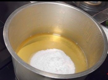 step2: 煮糖膠

將清水煮滾，加入麥芽糖和白砂糖，煮至完全溶化，將糖漿煮至大滾。