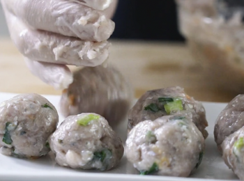 step2: 蝦米切碎。鯪魚肉加胡椒粉和麻油，再加入加2/3份蝦米碎拌勻。手套抹油，取少許鯪魚肉，搓成鯪魚球。開蓋，在菜上放鯪魚球。蓋上，收細火燜12分鐘。
Shred dried shrimp. Season mud carp with pepper, sesame oil. Then put ⅔ part of dried shrimp and mix it. Put oil on gloves, take minced mud carp and roll in fish ball. Open the lid,