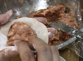 step5: 餃子皮邊緣沾點水，加肉餡