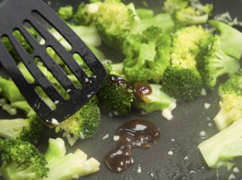 step4: 落蠔油、糖及酒炒勻
Add in oyster sauce, sugar and wine and stir-fry.