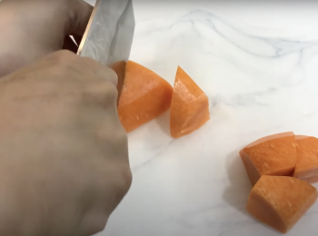 step4: 紅蘿蔔洗淨，滾刀切塊