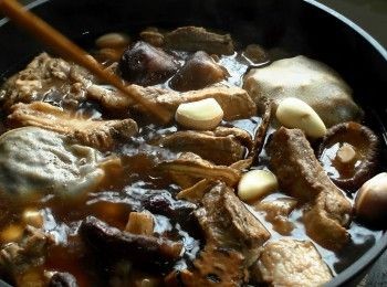 step3: 打開鍋蓋放入蒜仁，並翻動一下<span class="group_1">食材</span>確保混合均勻。
蓋上鍋蓋繼續燉煮10分鐘。