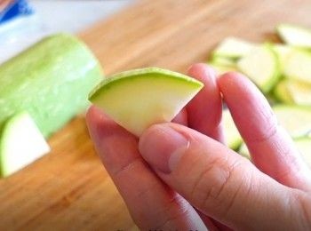 step3: 翠玉瓜切成薄片，不需要預先炒熟。