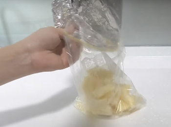 step6: 隔天取出錫紙，快速把每塊冷凍蒜蓉磚分開，放入保鮮袋/密實盒，冷凍保存