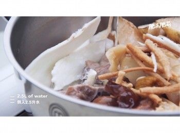 step8: 把所有材料放進鍋內, 倒入2.5升水, 用大火煲滾後, 轉慢火煲2小時