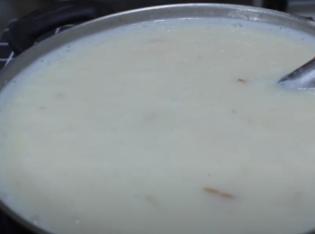 step3: 加入雞湯、海鮮水和牛奶，然後開中小火攪拌。在滾起前加入馬鈴薯和雜錦海鮮，最後煲滾就可以關火。完成。