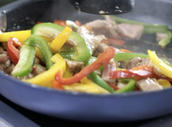 step4: 加入紅椒、黃椒、青椒、少許水及魚露炒勻。
Put in all bell pepper, a little water and fish sauce, stir well.