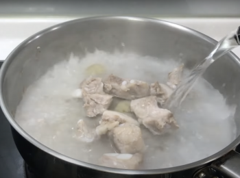step6: 加入煮沸的水，中火煮10分鐘