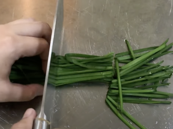 step3: 韭菜洗淨、切段