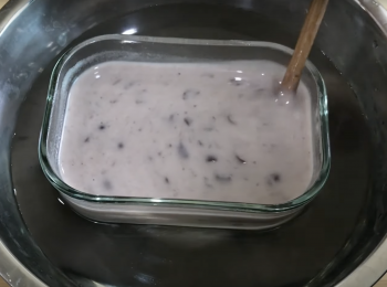 step4: 模具抹油，紅豆漿倒入模具，把模具放入冰水降溫變黏稠，攪拌讓紅豆平均分布，冷藏1夜