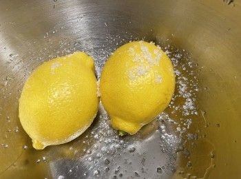 step1: 檸檬先用一大鍋水加入食用梳打粉浸幾分鐘，之後用粗鹽擦洗表面，洗乾淨備用