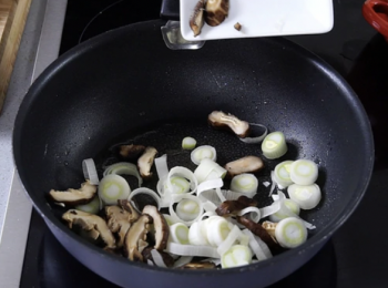 step2: 燒熱油，煎鯇魚件至兩面金黃，盛起。原鑊加大葱和冬菇爆炒，加入辣豆瓣醬和灒紹酒，加浸冬菇水100毫升，下生抽、老抽和糖，鯇魚回鑊。
Heat the oil, pan fry grass carp, turn another side until golden brown. Pick it up. Pan fry spring onion and shiitake mushroom. Put in spicy bean paste and Shao Xing wine. Then put in 100ml