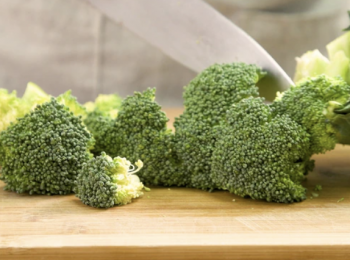 step1: 西蘭花切件
Cut broccoli into pieces.