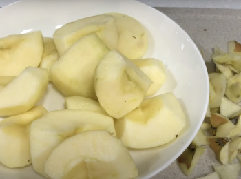 step2: 蘋果清洗乾淨、削皮、去芯、切大塊