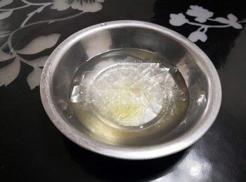 step1: 魚膠片用冷水浸軟備用 (要充分浸軟； 否則會難溶解)