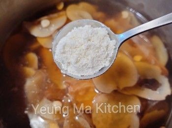 step2: 將所有材料凍水落煲約2-2.5小時便成，用高壓煲則煲約20分鐘，後下川貝粉再大滾5分鐘落鹽便成。