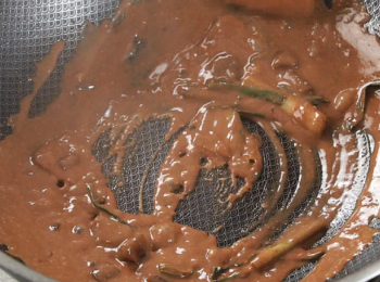 step2: 燒熱鑊下油，爆香葱段及薑，然後加入南乳、水、片糖、紹酒、胡椒粉煮勻。熄火，放入鴨件撈匀，盛起鴨件，放入雪櫃醃一至兩小時。
Heat a wok with oil, sauté the scallion pieces and ginger slices until fragrant, and then add fermented red bean curd, brown slab sugar, shaoxing rice wine, ground white pepper and stir well. T