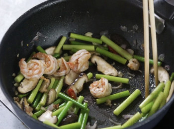 step3: 灒紹酒，加清湯2湯匙，蓋上大火煮至收汁。蝦仁回鑊同炒，加蠔油和清湯1湯匙，加糖炒勻。
Pour in Shao Xing wine. Put in 2 Tablespoons of chicken broth. Cover the lid and cook in high heat. Put shrimp back to pan. Put in oyster sauce and 1 Tablespoon of chicken broth. Season with sugar.