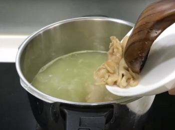 step4: 加鱈魚膠，開蓋再煮10分鐘即可，最後可加鹽巴調味