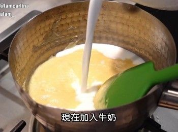 step3: 加入牛奶，麵粉開始變厚