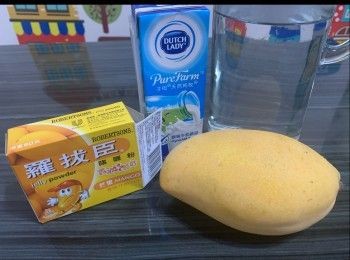 step1: 1. 芒果啫喱粉和熱水倒入量杯，攪拌至徹底溶化。