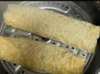 step3: 熱鍋當水滾後放入卷好的腐皮卷蒸約5分鐘就成爲肉卷。