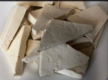 step2: 豆腐1 塊 ，切片。