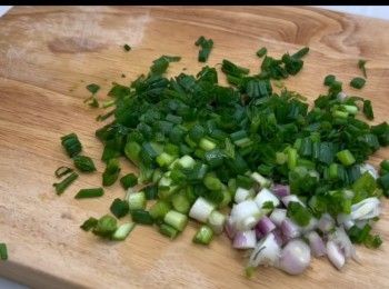 step1: 先將蔥清洗乾淨，然後切粒備用