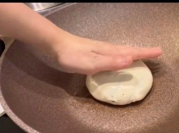 step7: 預備平底鑊，下油，先將修口的一面向下，以細火煎至金黃色之後，就可以返轉煎另一邊。