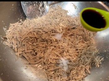 step3: 炒了20分鐘之後，可以加入調味料。
（如果不想用五香粉，可以省略。如果想轉其他口味，可以加入適當的調味料，例如喜歡辛辣味，可以加入大紅椒粉，如果喜歡咖喱味，可以加入咖喱粉）