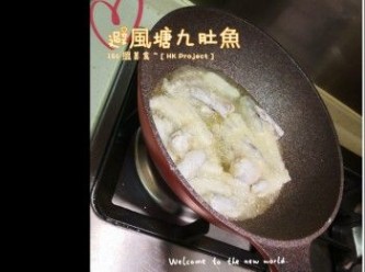 step2: 用胡椒粉醃魚身，再加入3湯匙生粉上粉，靜待10分鐘。其後準備一個碗放入4湯匙生粉，將每個魚身上粉。