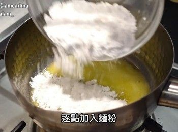 step2: 逐點加入麵粉，不斷攪拌令麵粉不起粒粒