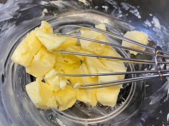 step5: 把已放軟的牛油和砂糖混合，置在容器內，用打蛋器打發。