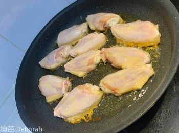 step4: 準備平底鑊開中火，加入生油，（煎前把<a href="https://bit.ly/3zHU5V3" target="_blank" data-keyword="雞翼" class="guide-link"><strong>雞翼</strong></a> <span style="display:inline-block;vertical-align:middle;margin-top:-3px;color:initial;border-radius:3px;padding:2px 3px;font-size:12px;line-height:14px;background:#87d300;color:#fff;">即買</span> 再攪拌），轉細火煎一面3分鐘
