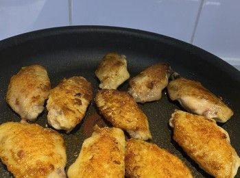 step7: 倒去多餘油份到碗中，用廚房紙抹淨平底鑊，開中火加入<a href="https://bit.ly/3zHU5V3" target="_blank" data-keyword="雞翼" class="guide-link"><strong>雞翼</strong></a> <span style="display:inline-block;vertical-align:middle;margin-top:-3px;color:initial;border-radius:3px;padding:2px 3px;font-size:12px;line-height:14px;background:#87d300;color:#fff;">即買</span> ，各面煎1分鐘。