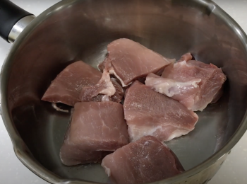 step2: 豬肉剪塊，剪掉多餘脂肪