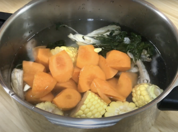 step6: 把所有材料（除新鮮白菜仔外）放入壓力鍋，大火煮