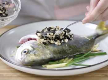 step5: 加入醬料。
 Add the sauce.