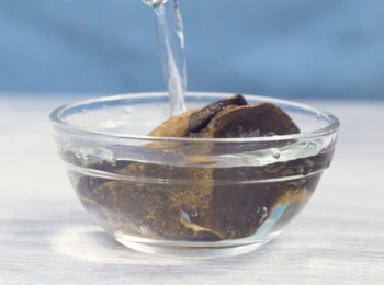 step1: 陳皮用水浸軟
Soak dried tangerine peel in water until tender.