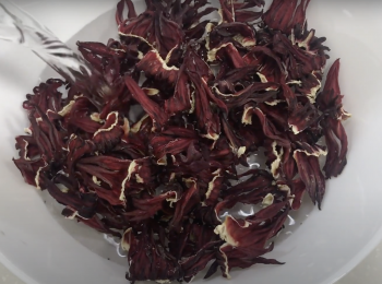 step2: 洛神花乾用水洗淨