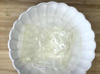 step1: 將吉利丁片放入冰水，浸泡5分鐘