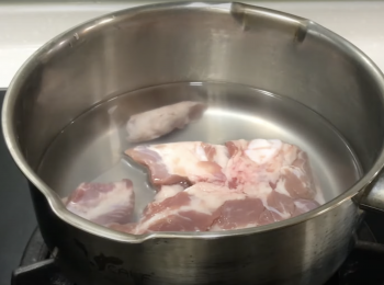 step4: 豬軟骨汆燙去除血水、油脂和污物，洗淨