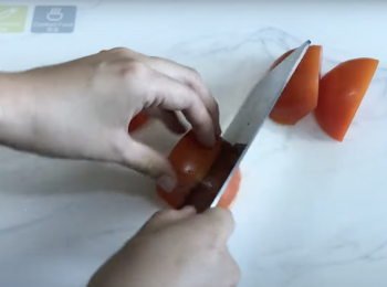 step2: 洗淨蕃茄，去蒂，切塊