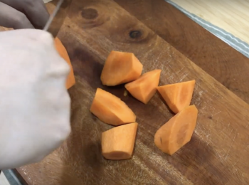 step4: 紅蘿蔔和粟米用水洗淨，紅蘿蔔削皮，紅蘿蔔和粟米滾刀切塊