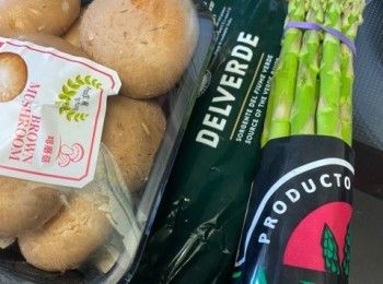 step1: 燒滾一鍋水，加入1茶匙鹽及橄欖油(食譜以外)，將意粉煮至軟身(按包裝指定時間)，隔去水份，備用。