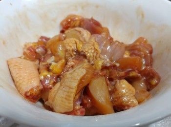 step1: 雞件洗淨； 徹底瀝乾； 下醃料抓勻;  再下油撈勻醃數小時