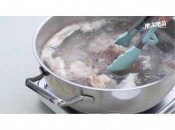 step7: 凍水落豬湯骨。煲滾後, 大火汆水幾分鐘盛起, 沖洗一下