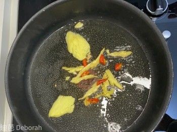 step3: 把三湯匙生油加入鍋中，把薑、蔥和辣椒仔爆香後