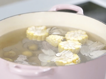 step4: 將豬骨、栗子、粟米、海底椰乾、南北杏、椰棗，加入至滾水，蓋上蓋，轉小火煲2小時。加鹽調味。
Put pork bone, chestnut, corn, dried sea coconut, apricot kernel, date palm into boiling water, cover the lid and cook for 2 hours with low heat. Season with salt.